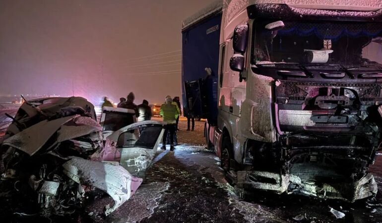 Erzurum’da feci kaza: 4 kişi hayatını kaybetti