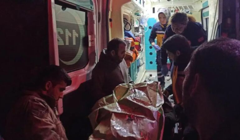 Hatay’da yaylada kaza Kepçe operatörü kurtarıldı, itfaiyeciler oksijen zehirlenmesi yaşadı
