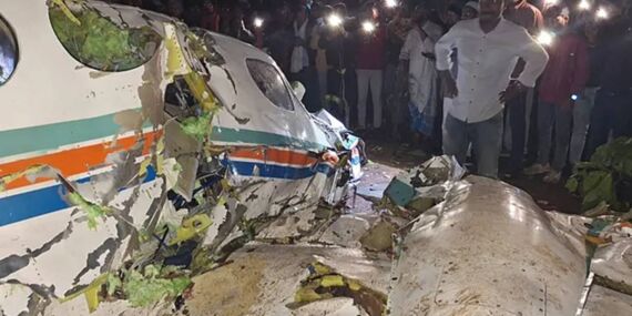 Hindistan’da ambulans uçak düştü: 7 kişi hayatını kaybetti!