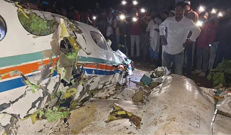 Hindistan’da ambulans uçak düştü: 7 kişi hayatını kaybetti!