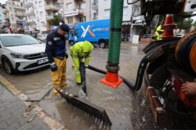 İzmir Büyükşehir Belediyesi ekiplerinden sağanak yağışa müdahale