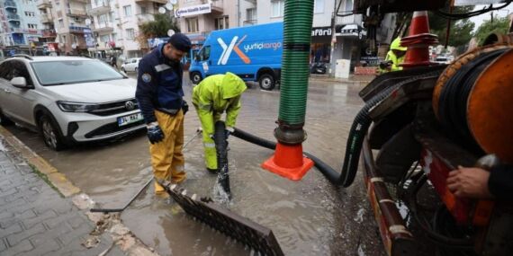 İzmir Büyükşehir Belediyesi ekiplerinden sağanak yağışa müdahale