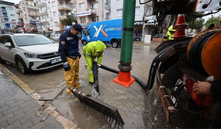 İzmir Büyükşehir Belediyesi ekiplerinden sağanak yağışa müdahale