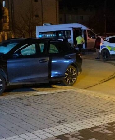 Otomobil ile özel eğitim ve rehabilitasyon servisi çarpıştı 9 yaralı!