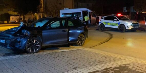 Otomobil ile özel eğitim ve rehabilitasyon servisi çarpıştı: 9 yaralı!