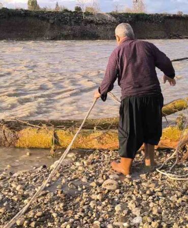 Selin sürüklediği ağaçlar yakacak oldu 'Tehlikeli ama odun yok'