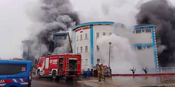 Silivri’de korkutan fabrika yangını: Ekiplerin müdahalesi sürüyor