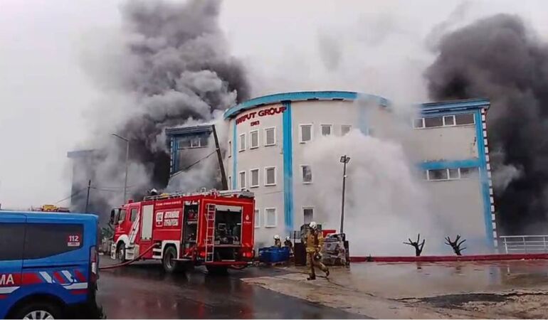 Silivri’de korkutan fabrika yangını: Ekiplerin müdahalesi sürüyor