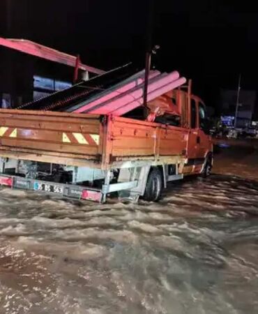 Su dolu alt geçitte mahsur kalan sürücü hayatını kaybetti!