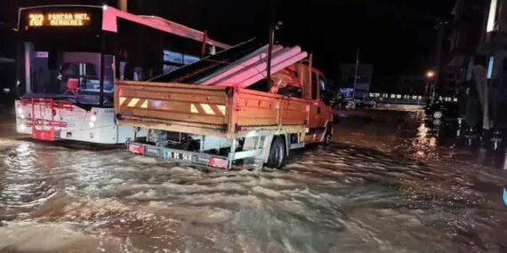 İzmir’de can pazarı: Su dolu alt geçitte mahsur kalan sürücü hayatını kaybetti!