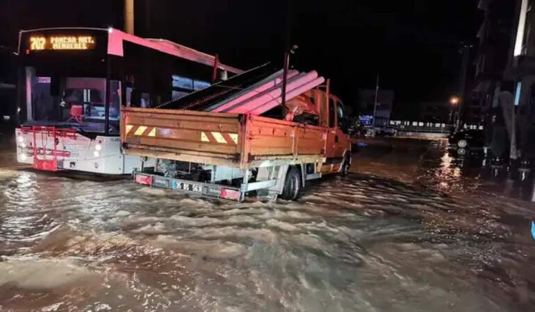 Su dolu alt geçitte mahsur kalan sürücü hayatını kaybetti!