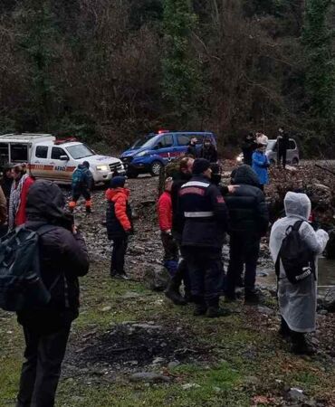 Yalova’da yükselen dere suyu 19 kişiyi mahsur bıraktı!