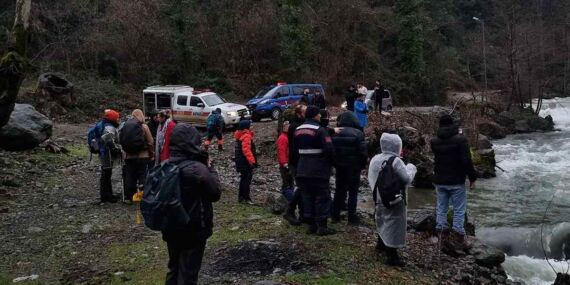 Yalova’da yükselen dere suyu 19 kişiyi mahsur bıraktı!