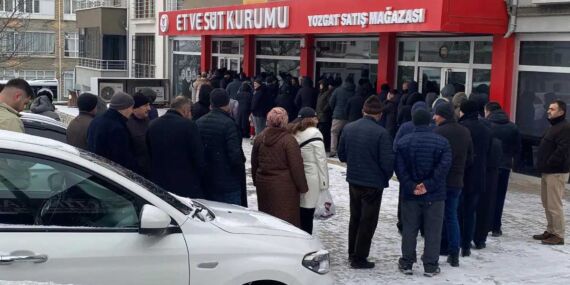 Yozgat’ta yurttaşlar soğukta ucuz et bekliyor
