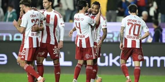 Antalyaspor, Samsunspor karşısında 3 puanı üç golle aldı!