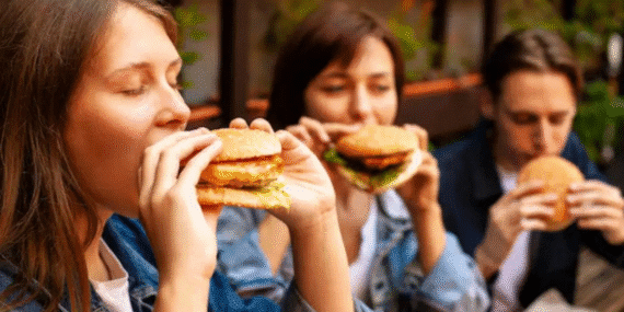Sağlığınızı tehdit ediyor: Aşırı işlenmiş gıdalar kemiklerinizi eritiyor