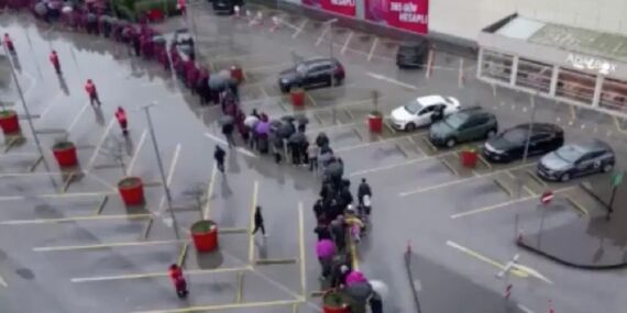 İndirim izdihamı gece başladı: Yağmur altında 8 saat beklediler!