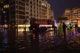 izmir’de fırtına alarmı deniz seviyesi 85 santimetre yükseldi