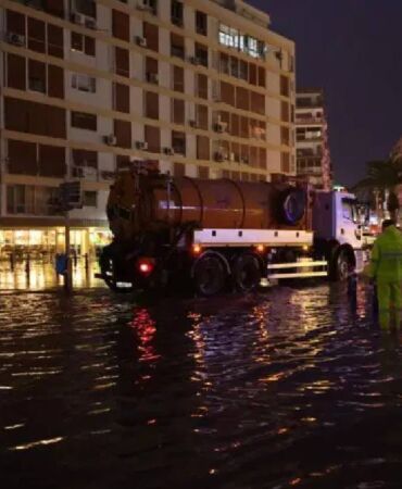 izmir’de fırtına alarmı deniz seviyesi 85 santimetre yükseldi