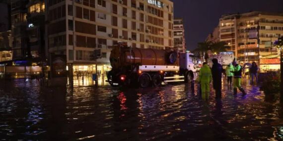 İzmir’de fırtına alarmı: Deniz seviyesi 85 santimetre yükseldi