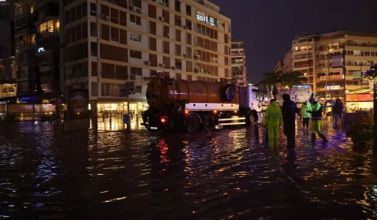 izmir’de fırtına alarmı deniz seviyesi 85 santimetre yükseldi