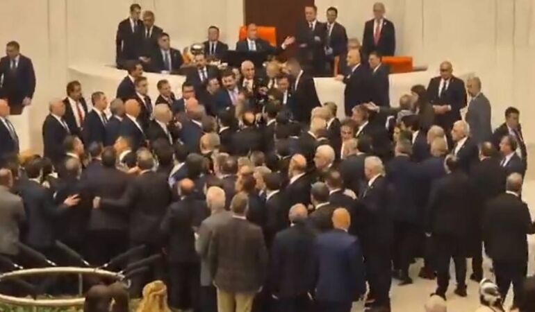 Meclis Genel Kurulu’nda ortalık karıştı: ‘Akın Gürlek’ protestosunda yumruklar havada uçuştu!