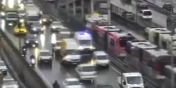 İstanbul’da korkutan kaza: İki metrobüs çarpıştı!