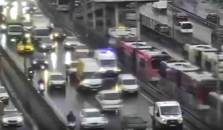 İstanbul’da korkutan kaza: İki metrobüs çarpıştı!