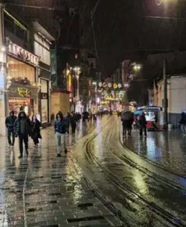 sağanak bastırdı, i̇stanbullular zor anlar yaşadı