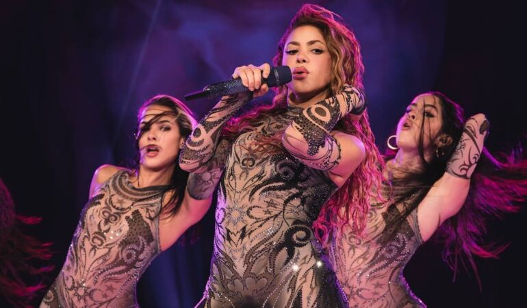 Shakira konserinde korkutan anlar: Sahnede düştü!