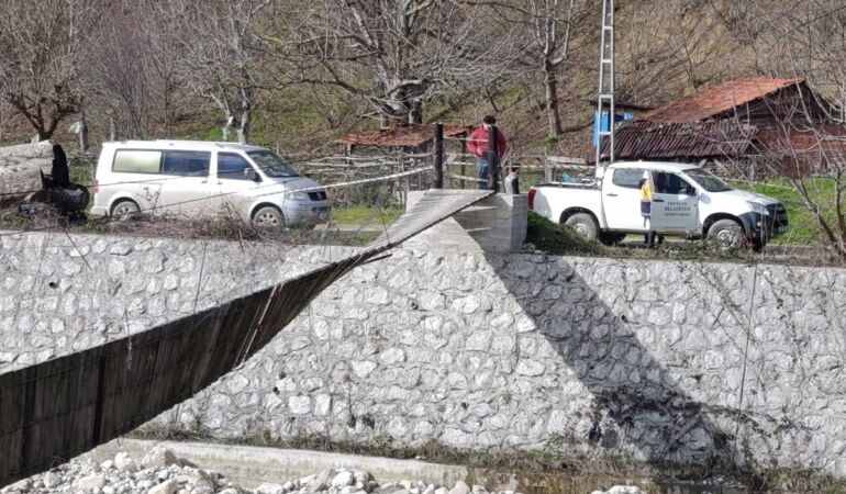 Üzerinde bulundukları asma köprü ters döndü: 2 kişi yaralandı!