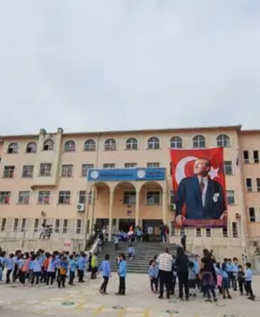 ‘İlahili’ teneffüs ziline tepki gösteen velinin, gözaltına alındığı ortaya çıktı