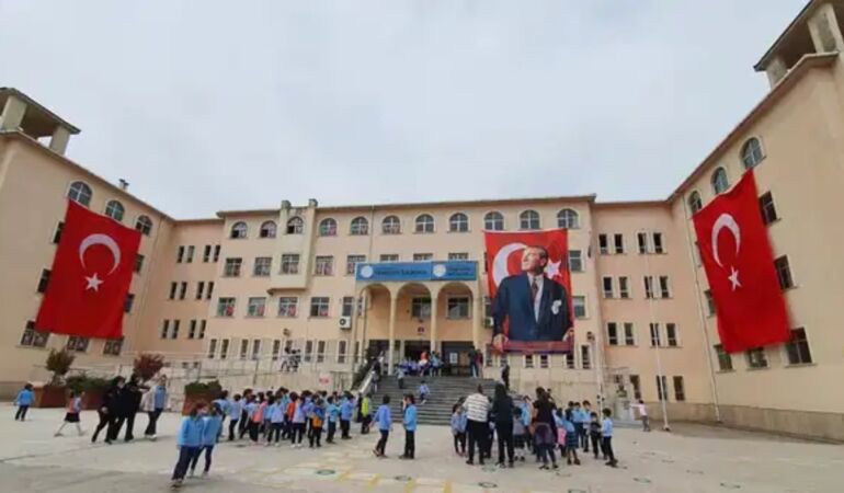 ‘İlahili’ teneffüs ziline tepki gösteen velinin, gözaltına alındığı ortaya çıktı