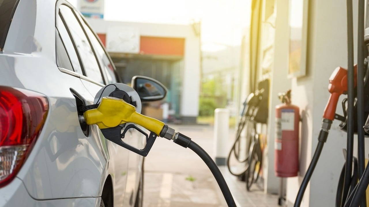 Akaryakıt fiyatlarına tarihi zam: Motorinin litre fiyatı 70 TL'ye dayanacak!