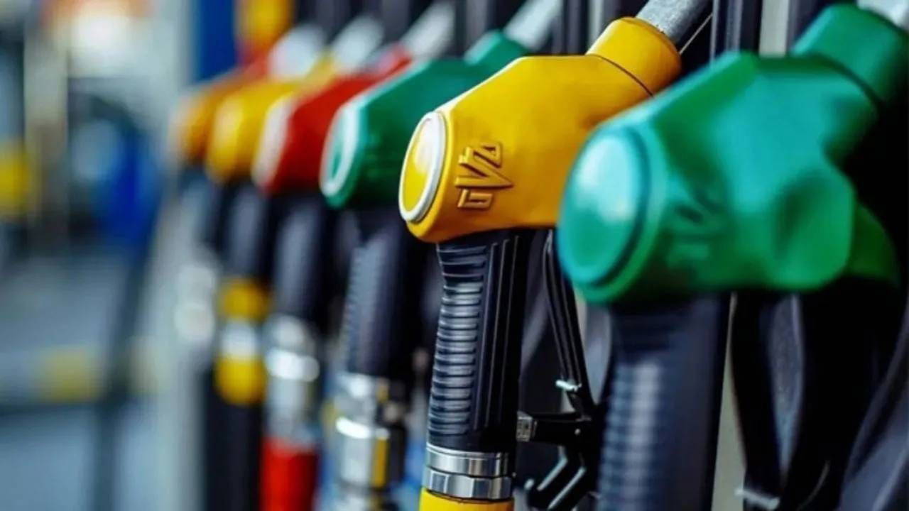 Akaryakıt fiyatlarına tarihi zam: Motorinin litre fiyatı 70 TL'ye dayanacak!
