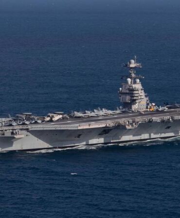 ABD donanması açıkladı Uçak gemisinde yangın, iki yaralı