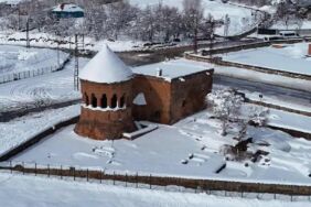 Ahlat beyaza büründü Selçuklu Meydan Mezarlığı’nda kartpostallık görüntüler1