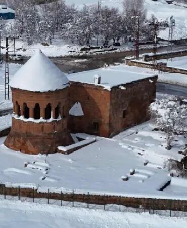 Ahlat beyaza büründü Selçuklu Meydan Mezarlığı’nda kartpostallık görüntüler1