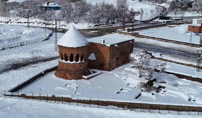 Ahlat beyaza büründü Selçuklu Meydan Mezarlığı’nda kartpostallık görüntüler1