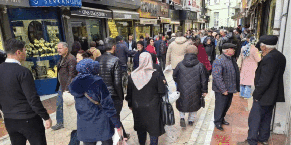 Altındaki düşüş kuyumcuları hareketlendirdi: Vatandaş altın alıyor