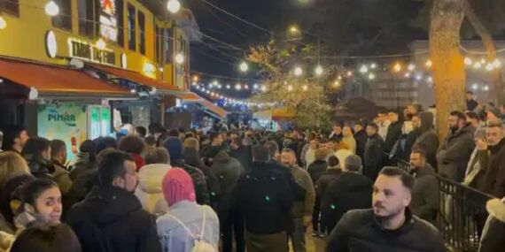 Sahura saatler kala uzun kuyruk: Bursa’da meydan doldu taştı