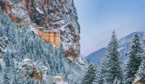 Doğu Karadeniz’in simgesi Sümela’da kış güzelliği (2)