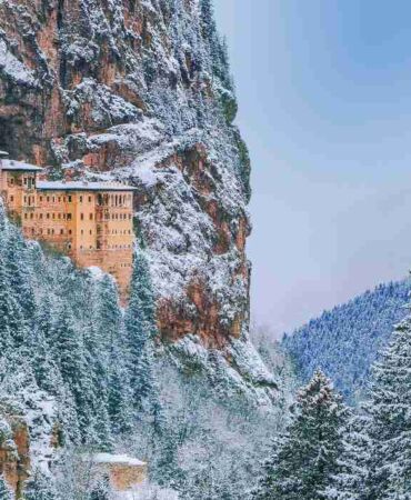 Doğu Karadeniz’in simgesi Sümela’da kış güzelliği (2)