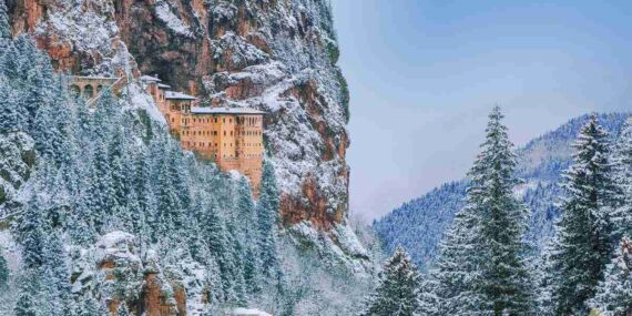 Doğu Karadeniz’in simgesi Sümela’da kış güzelliği