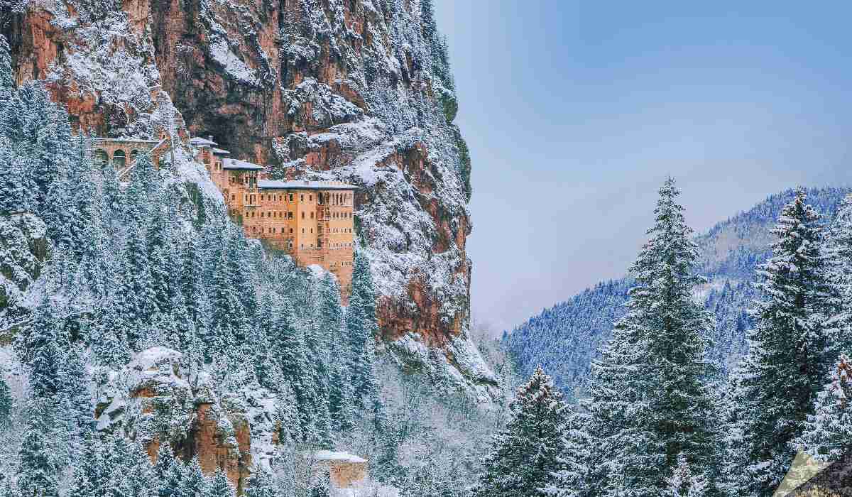 Doğu Karadeniz’in simgesi Sümela’da kış güzelliği (2)