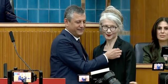 Özgür Özel rozeti taktı, Emine Ülker Tarhan CHP’ye geri döndü!