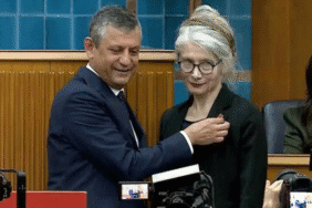 Emine Ülker Tarhan yeniden CHP’de Özgür Özel rozeti taktı