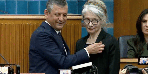 Emine Ülker Tarhan yeniden CHP’de: Özgür Özel rozeti taktı