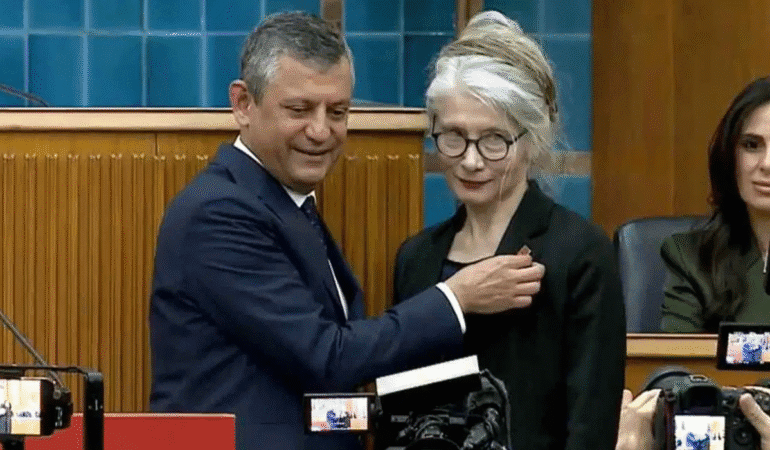 Emine Ülker Tarhan yeniden CHP’de Özgür Özel rozeti taktı