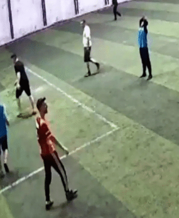 Halı sahada göğsüne top isabet etti Kalbi durdu, hayatını kaybetti